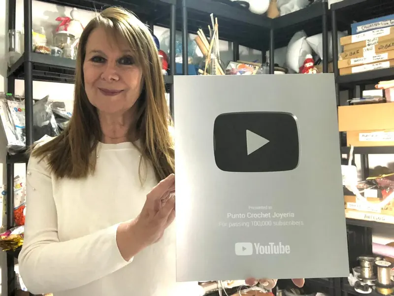 Adriana con la placa de plata de YouTube por 100.000 suscriptores